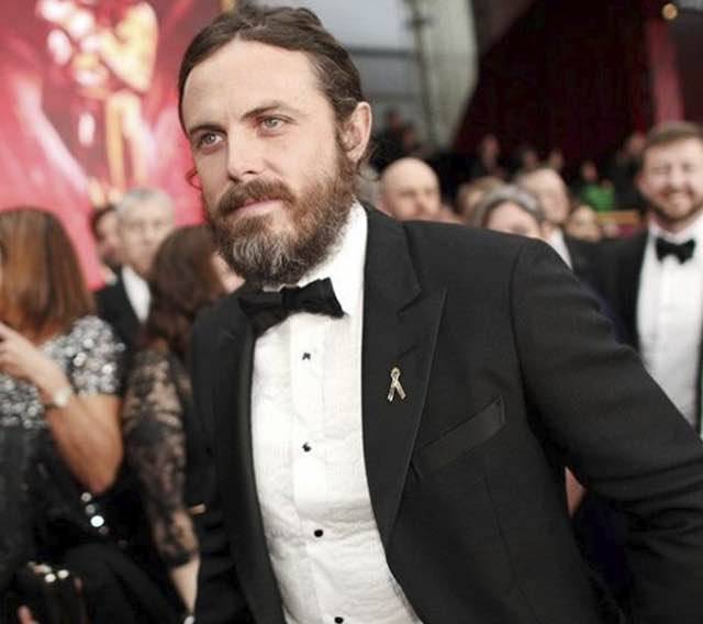 Oscar 2017 Casey Affleck miglior attore protagonista look abito e stilista