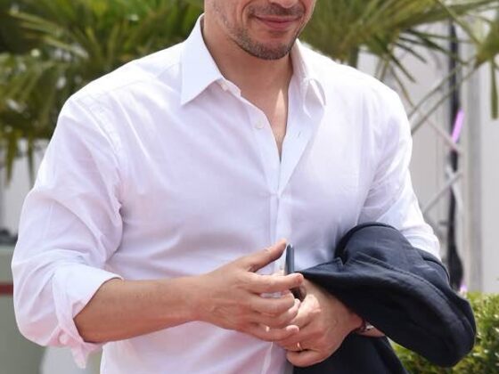 Stefano Accorsi di "1993", ecco gli occhiali stilosi indossati dall'attore