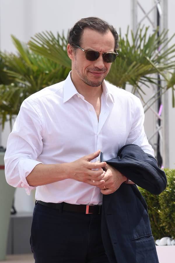 Stefano Accorsi di "1993", ecco gli occhiali stilosi indossati dall'attore