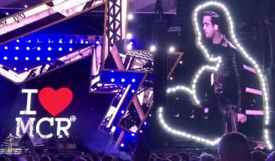 One Love Manchester Robbie Williams piange e canta Angels