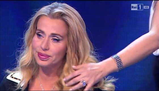 Valeria Marini parla del caso instagram e della didascalia sotto la sua foto