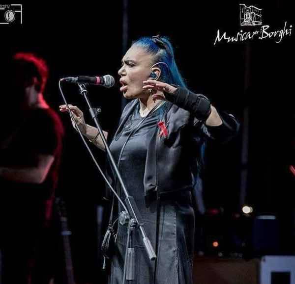 Loredana Bertè look e stilista per il tour Summer 2017 Amiche si