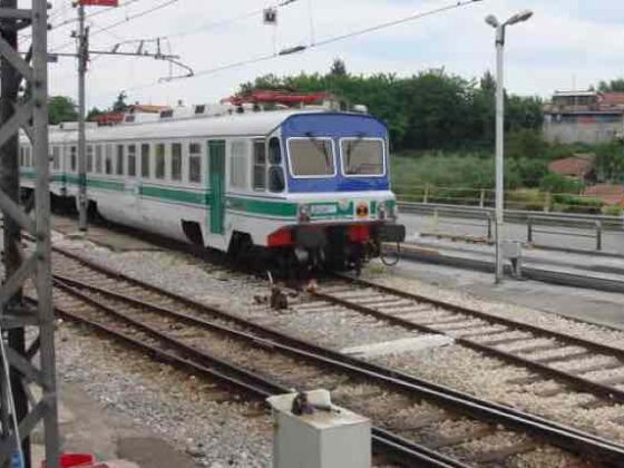 Attraversano i binari a Cesano Maderno e vengono travolti dal treno, morte due persone