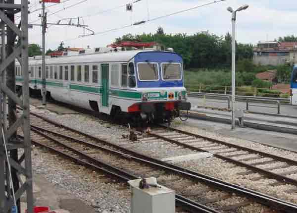 Attraversano i binari a Cesano Maderno e vengono travolti dal treno, morte due persone
