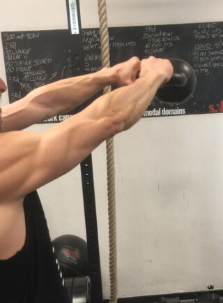 Come bruciare il grasso con il Kattlebell swing, gli esercizi da fare