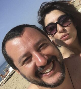 Matteo Salvini e Elisa Isoardi al mare in costume per il 25 aprile