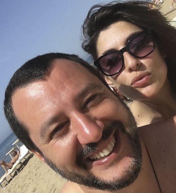 Matteo Salvini e Elisa Isoardi al mare in costume per il 25 aprile