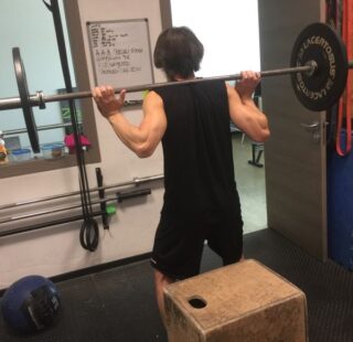 Come rinforzare la gambe in palestra con gli squat e bilanciere