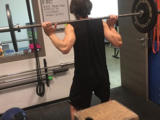 Come rinforzare la gambe in palestra con gli squat e bilanciere