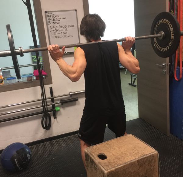 Come rinforzare la gambe in palestra con gli squat e bilanciere