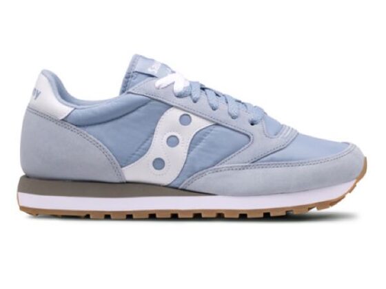 Come abbinare le sneaker ad abiti eleganti e a un look ricercato?