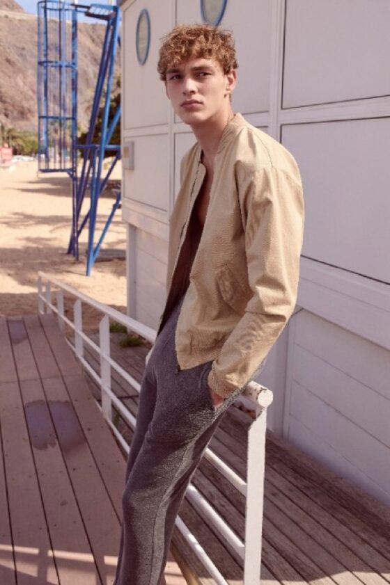 Pitti Uomo giugno 2018 il look dell'uomo che è in perenne cammino