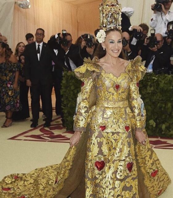 Met Gala 2018 Sara Jessica Parker torna nella casa di Sex in The City in Dolce e Gabbana