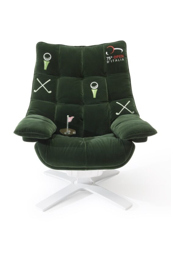 Il mondo del Golf celebrato da una poltrona in morbidissimo velluto verde
