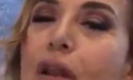 Barbara D'Urso senza trucco le occhiaie prima di andare in diretta a Pomeriggio 5