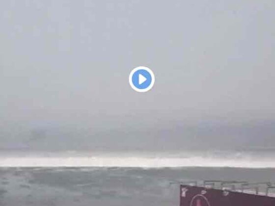 Tzunami in Indonesia il Video amatoriale della forza dell'acqua che spazza via le case