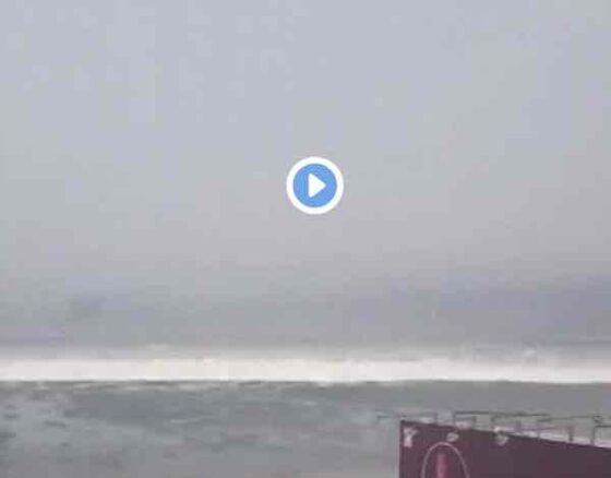 Tzunami in Indonesia il Video amatoriale della forza dell'acqua che spazza via le case