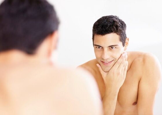 Cosmesi al maschile anche l'uomo usa le creme antirughe