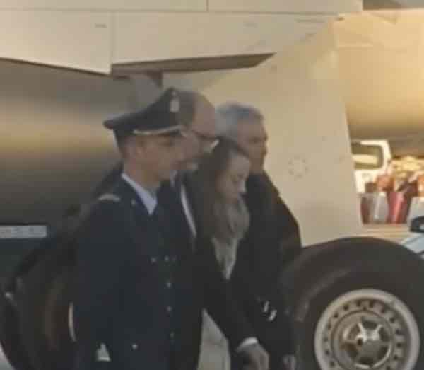 Funerali Megalizzi il dolore della fidanzata che accompagna il feretro in Italia