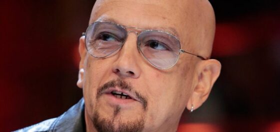 Enrico Ruggeri incidente ecco cos'è successo e come sta il cantante dopo il testacoda