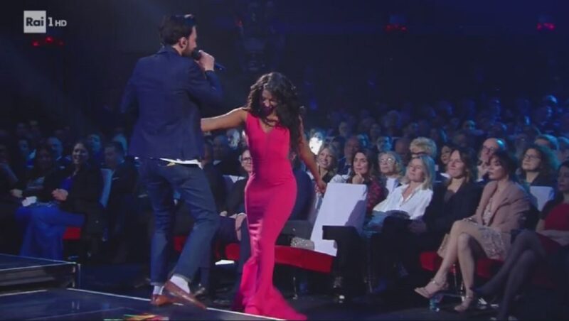 Ex-Otago Sanremo 2019 Maurizio il cantante chi abbraccia nel pubblico?