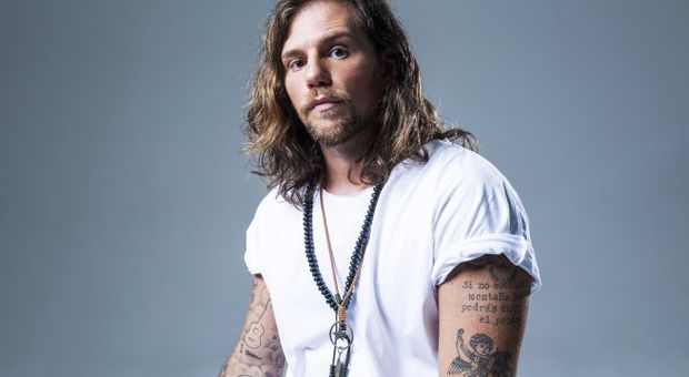 Abito Enrico Nigiotti stilista Sanremo 2019 che look ha scelto?