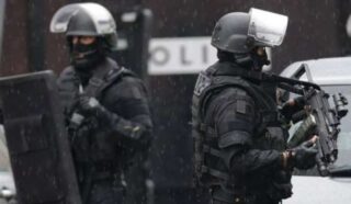 Lourdes spari e un uomo fa ostaggi teste di cuoio in azione che cosa sta succedendo?