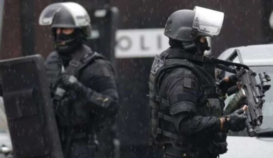 Lourdes spari e un uomo fa ostaggi teste di cuoio in azione che cosa sta succedendo?