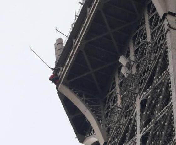 Tour Eiffel a Parigi un uomo si arrampica e la torre viene evacuata minaccia di suicidio