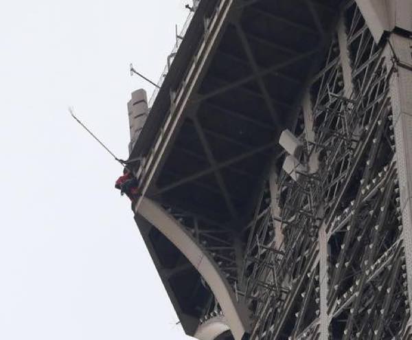 Tour Eiffel a Parigi un uomo si arrampica e la torre viene evacuata minaccia di suicidio