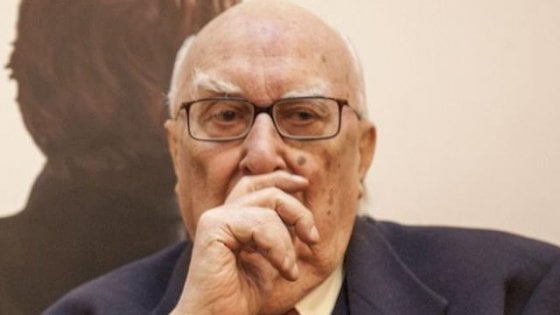 Andrea Camilleri non è morto ma è in coma farmacologico ecco l'ultimo bollettino medico