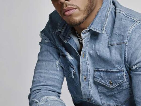 Lewis Hamilton indossa occhiali di tendenza per un perfetto campione