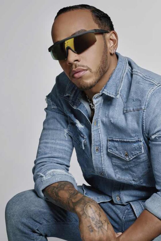 Lewis Hamilton indossa occhiali di tendenza per un perfetto campione