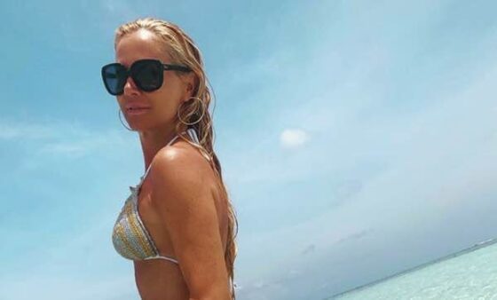 Federica Panicucci sexy in costume mostra il Lato B prima di tornare a Mattino 5