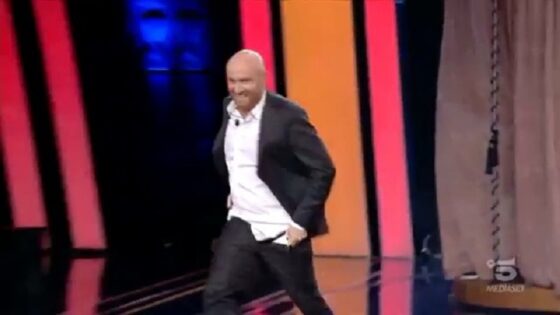 Rudy Zerbi è gay o fa finta? Eccolo con gli spogliarellisti a Tu Si Que Vales