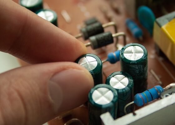 Condensatori elettrolitici e a dielettrico solido: tutte le differenze