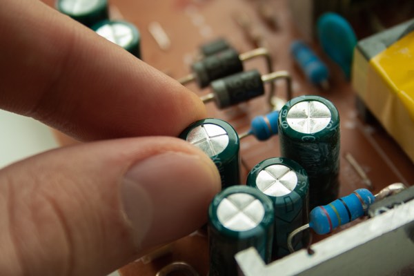 Condensatori elettrolitici e a dielettrico solido: tutte le differenze